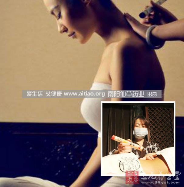 足三里穴是位于外膝的下3寸、脛骨外側(cè)一橫指左右的位置，艾灸10-15分鐘即可，需堅(jiān)持一段時(shí)間，很快可以看到祛濕的效果。